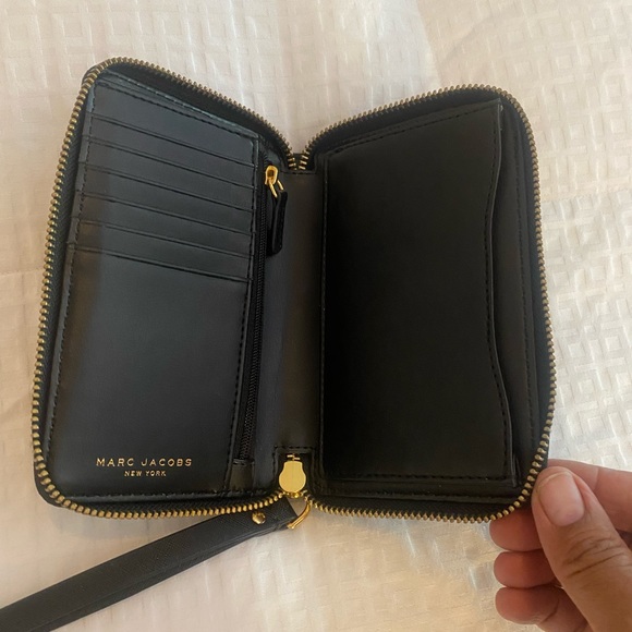 Almost new and in immaculate condition black wristlet - Picture 3 of 3